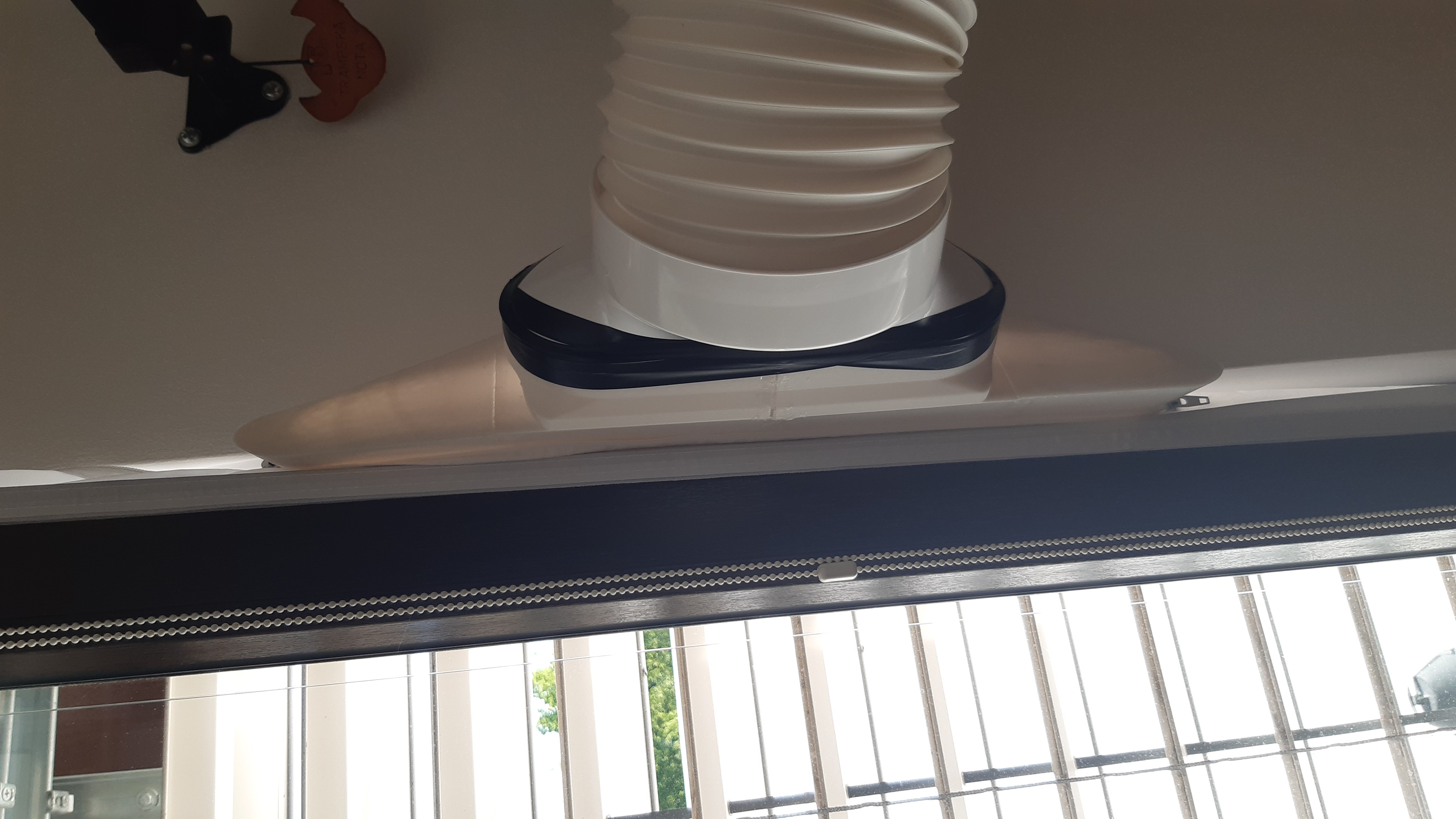 Redukce pro klimatizační odvod horkovzduchu do ventilační spáry