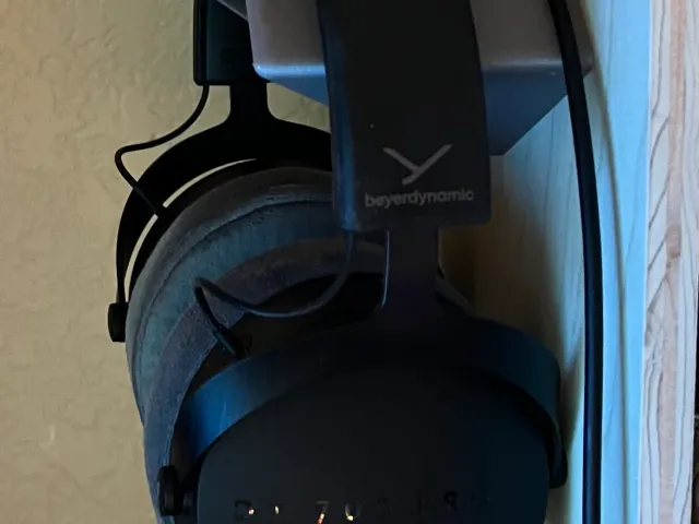 Headphone wall mount