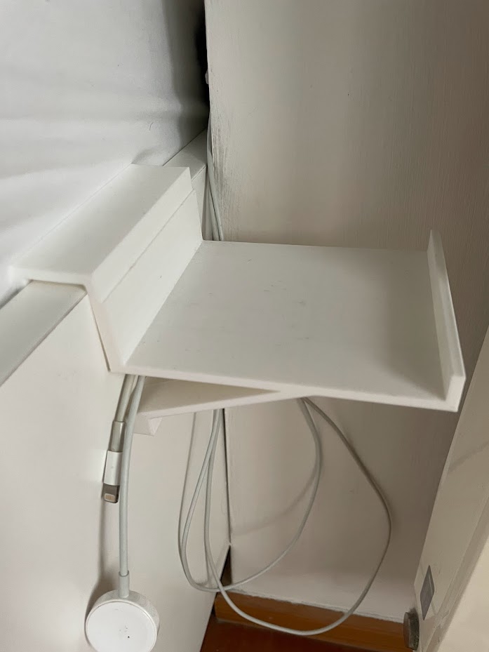 Držák na mobil + hodinky na rám postele