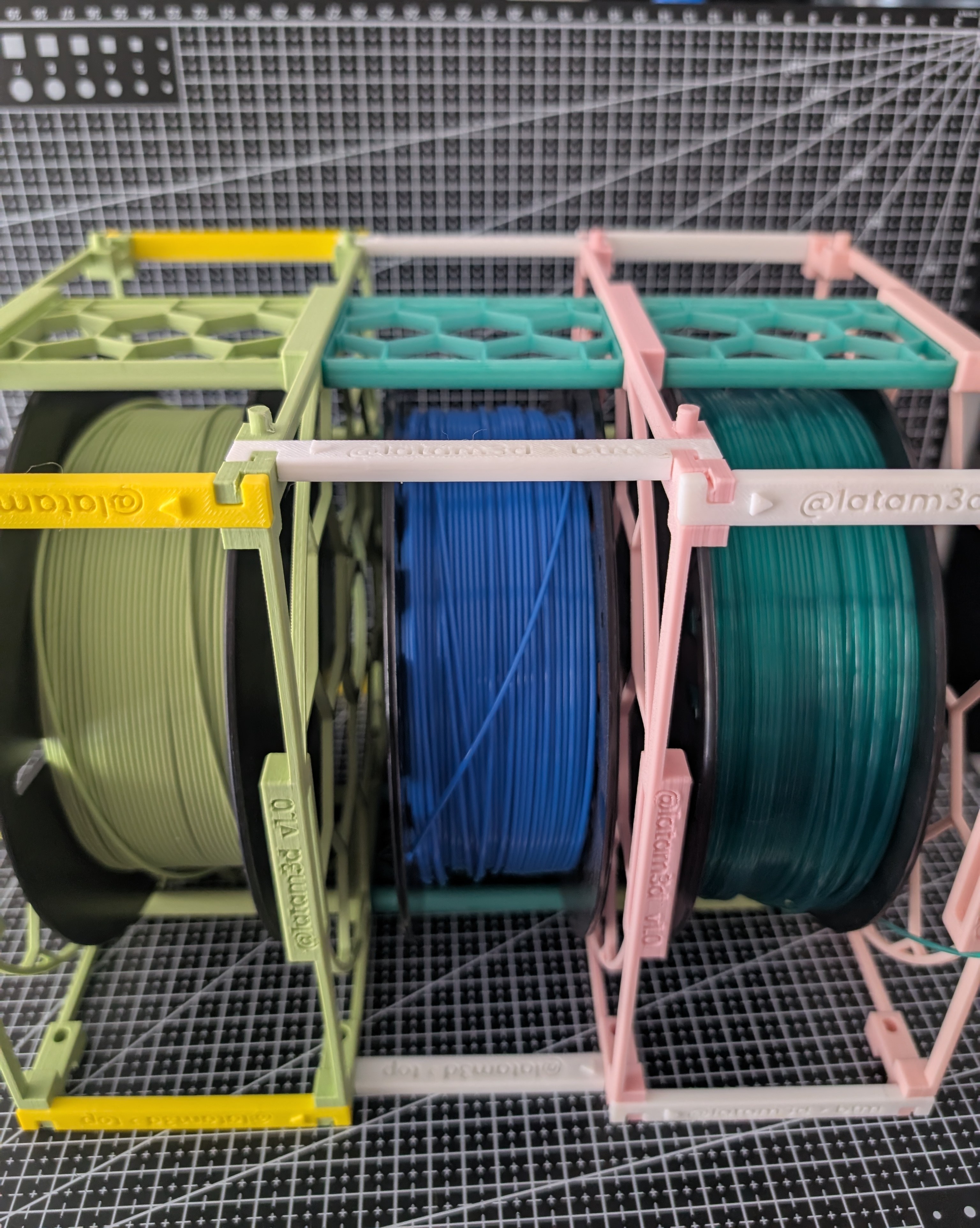 Expandable filament spool bracket