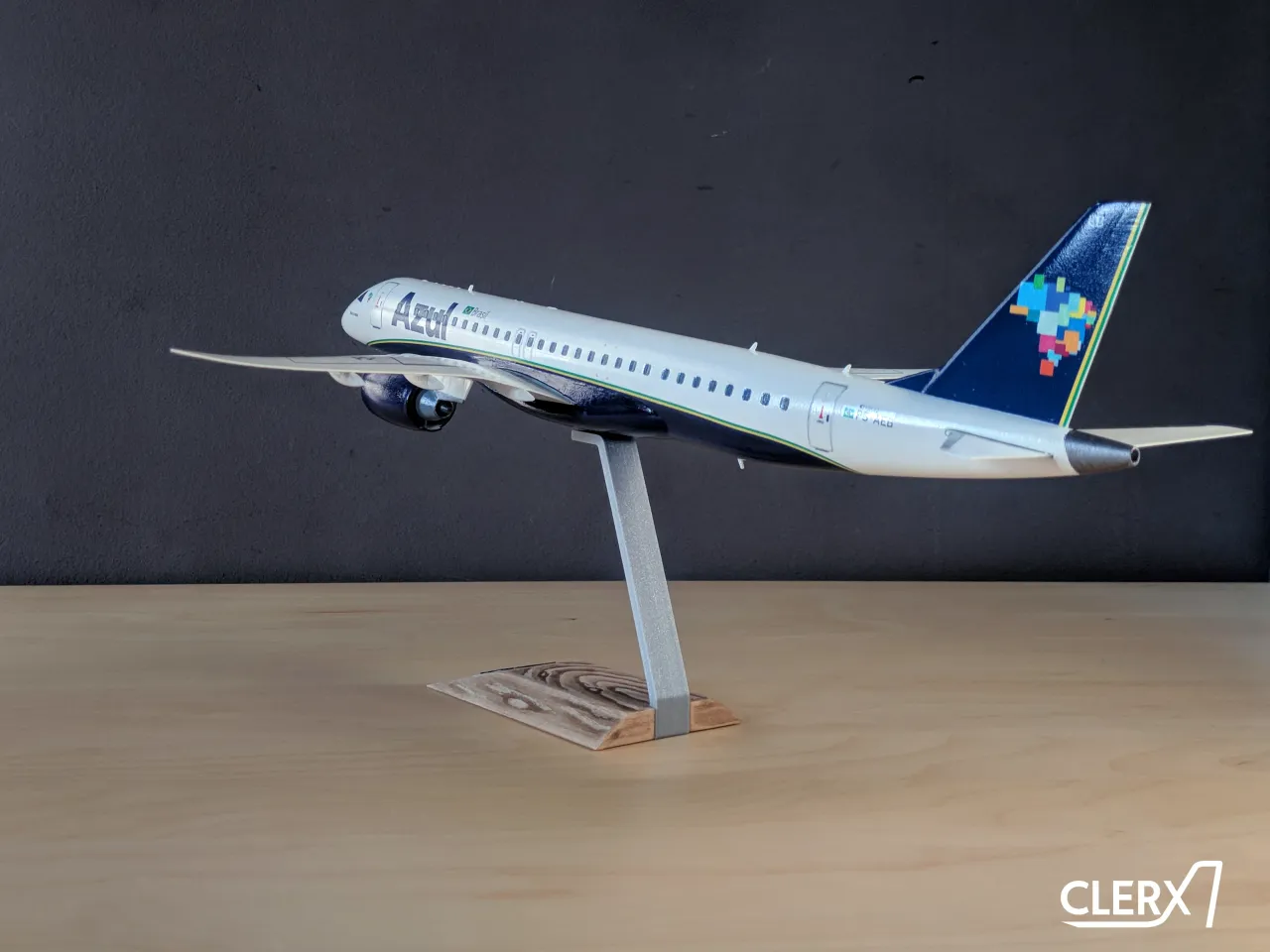 J-AIR EMBRAER E190 模型 1/100 Skymarks JetBlue Embraer E190 1/100 Scale with Stand