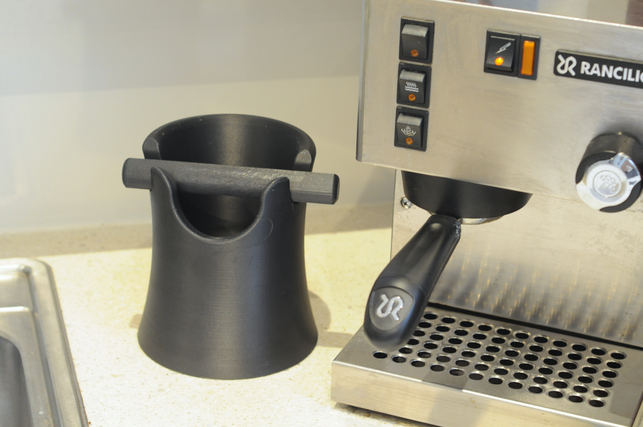 Easy-clean coffee knock box