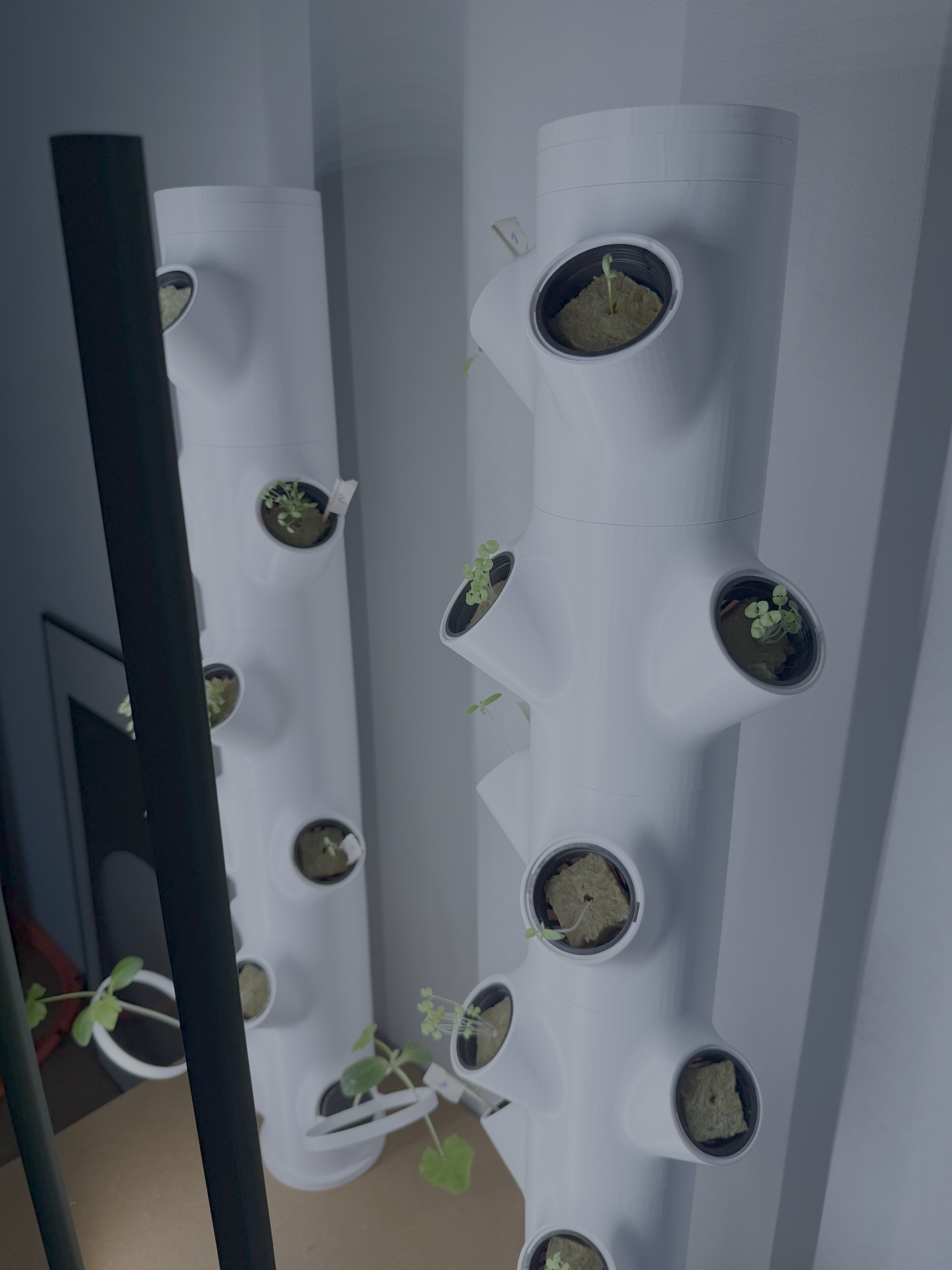 Miniatura 4 do modelo 3D smart modular hydroponic tower