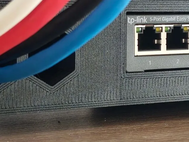 TP-Link SG105E V5.0 10" Rack mount with cable holes