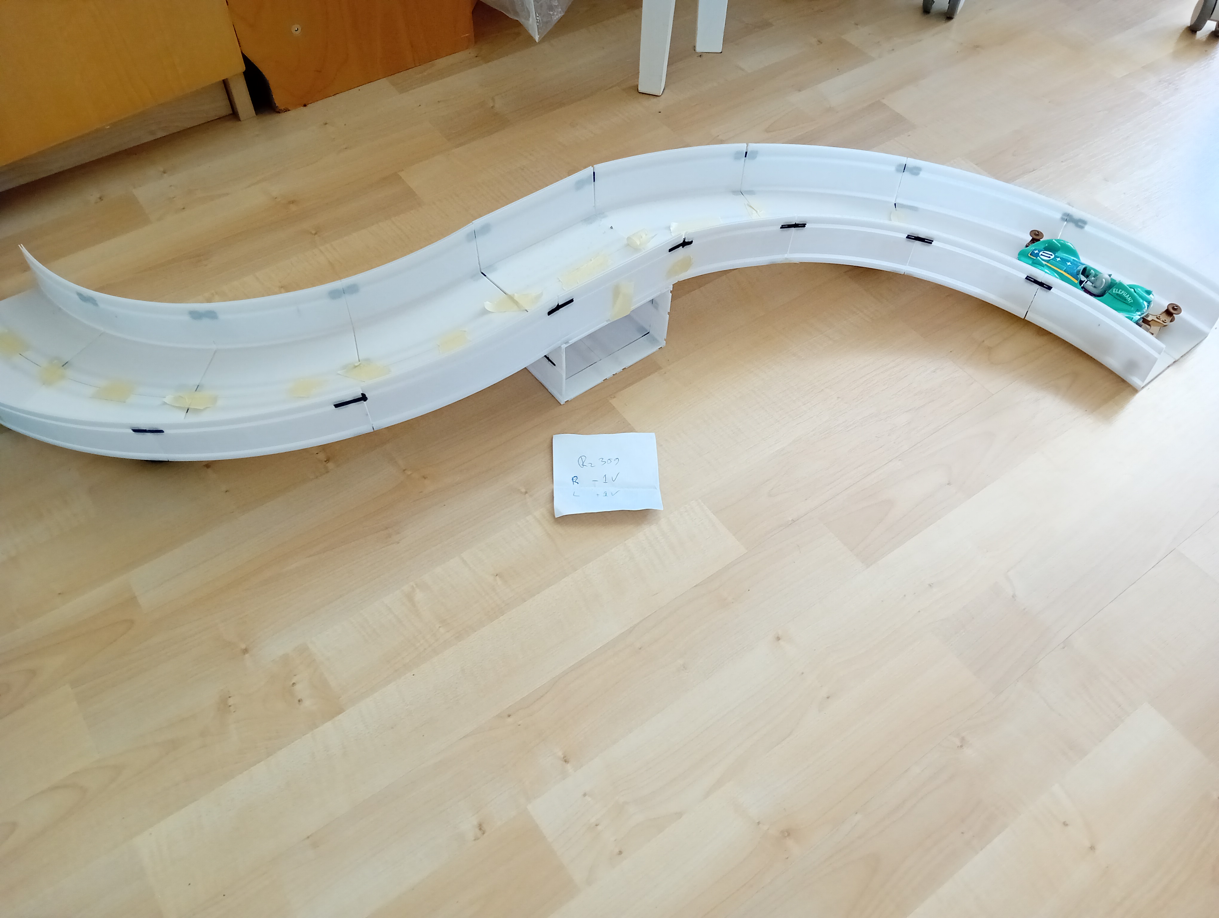 Tamiya mini 4WD track - Corner with vertikal displacement