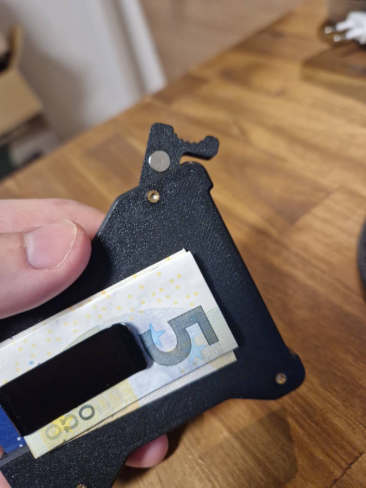 FluxWallet - A magnetically locking wallet — thumbnail 4