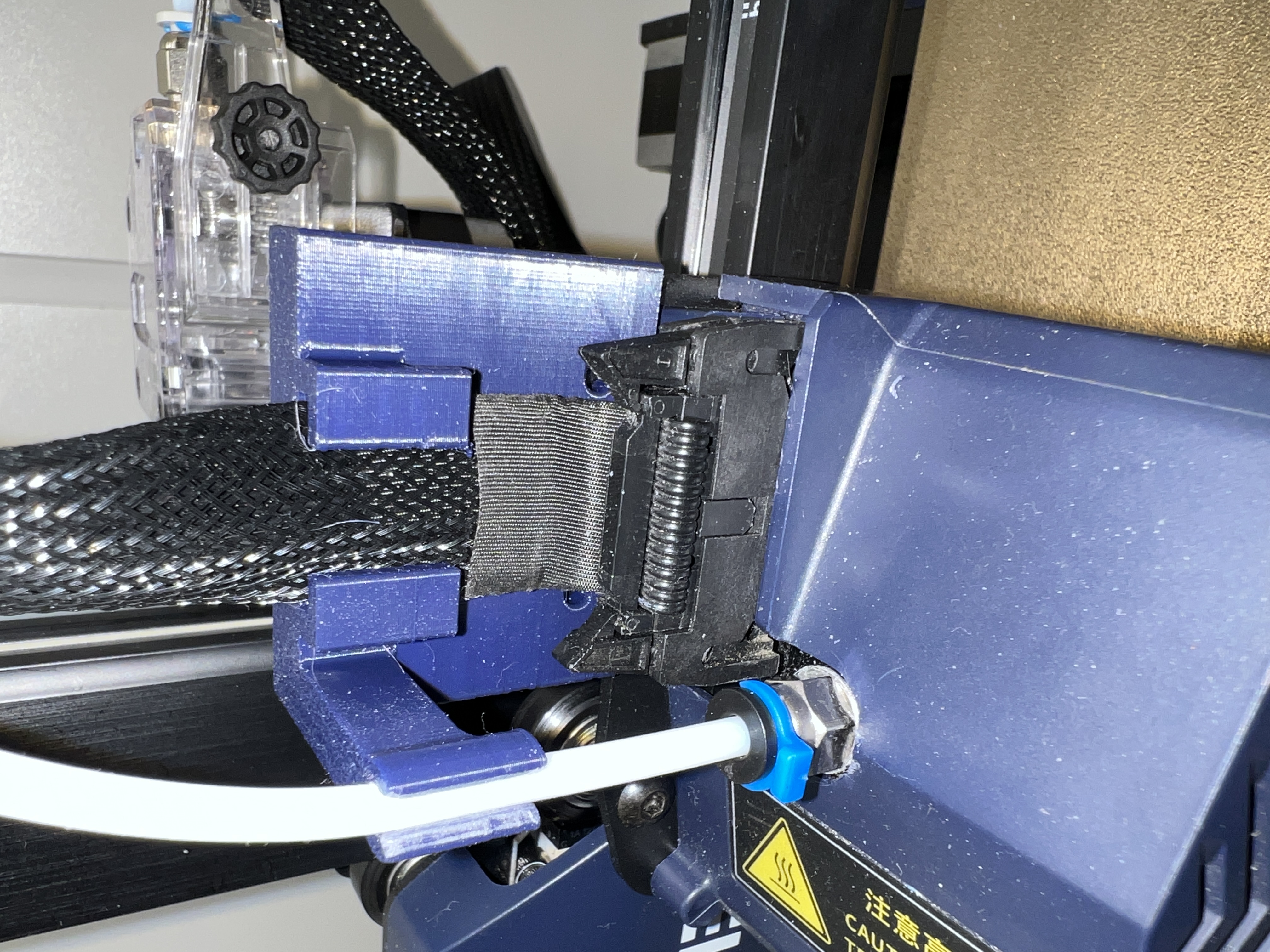 Ein Bowdenschlauch & Flachband Kabelhalter für Anycubic Vyper “E”