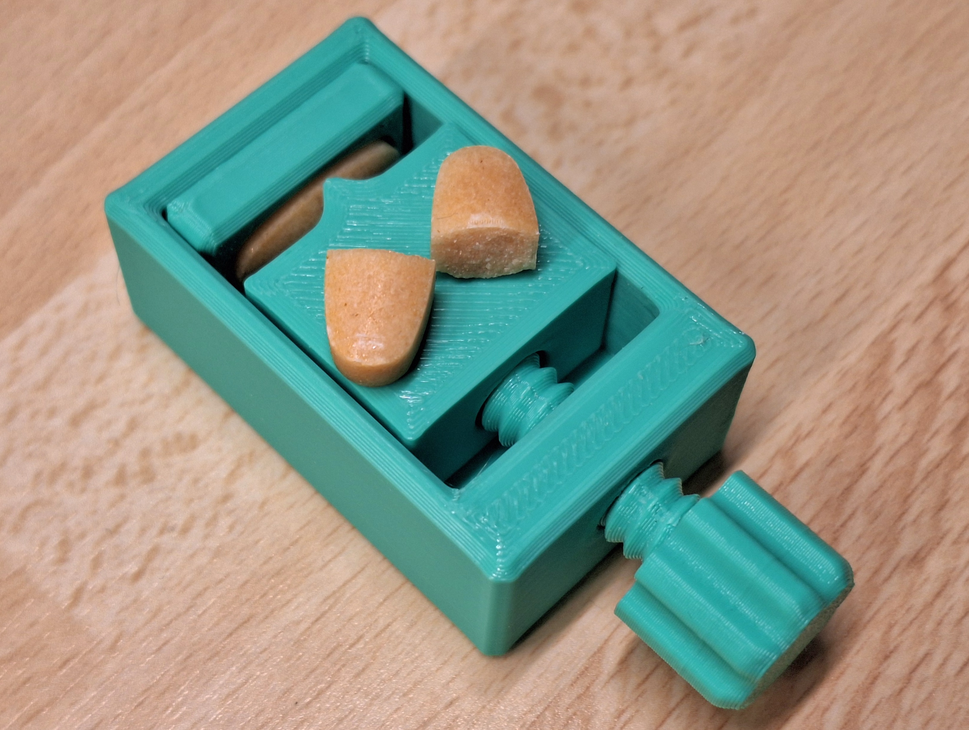Oblong pill splitter