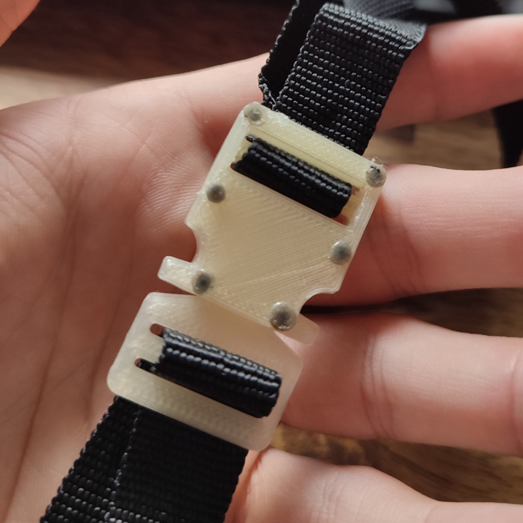 Micro cobra-style buckle