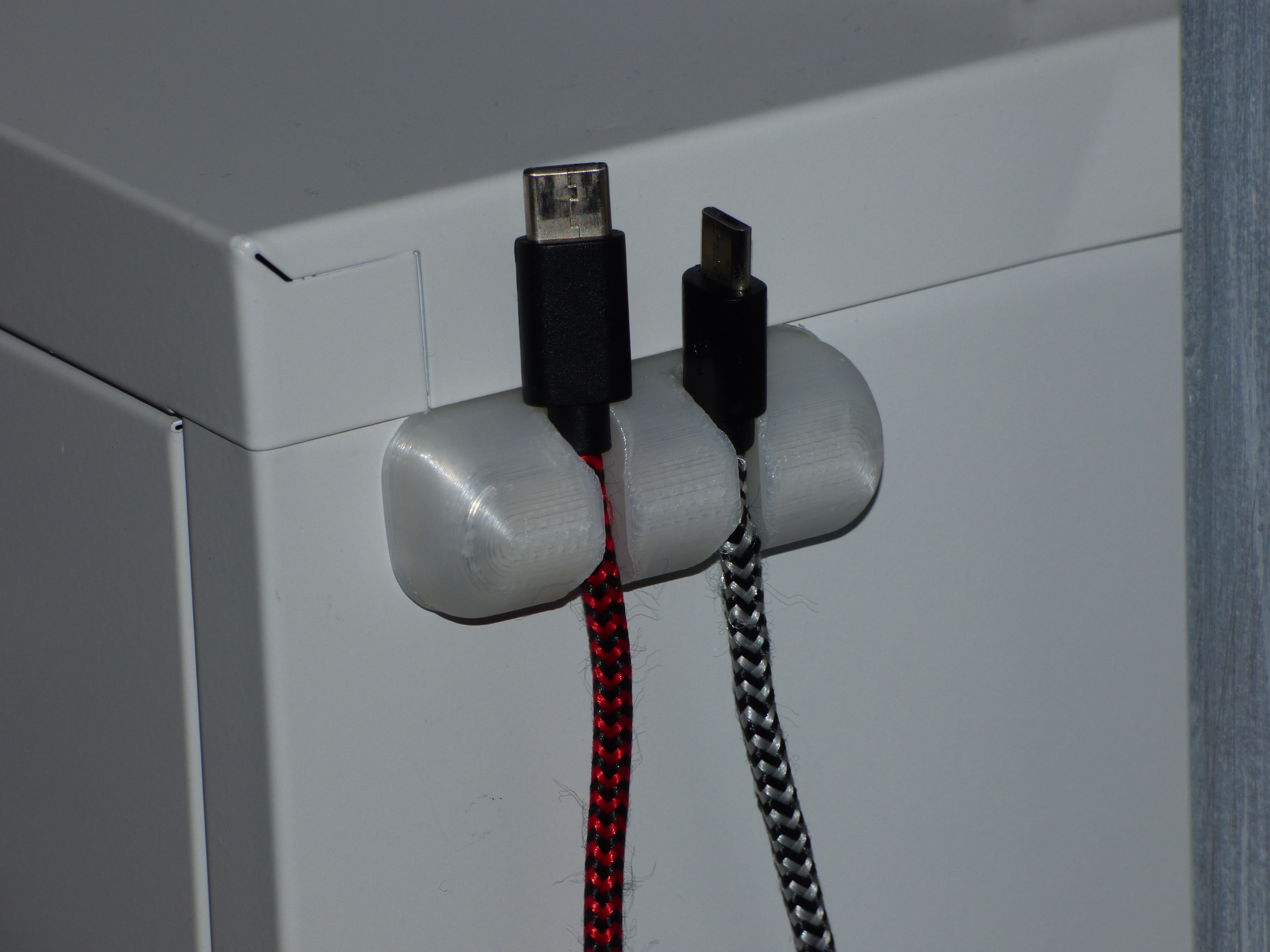 Magnetic cable organizer 2 clips