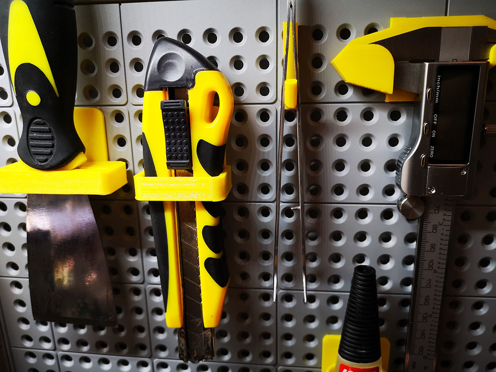 Cutter holder for Keter Pegboard
