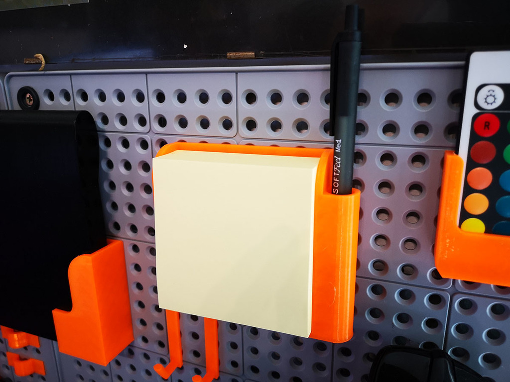 Post it holder for Keter Pegboard
