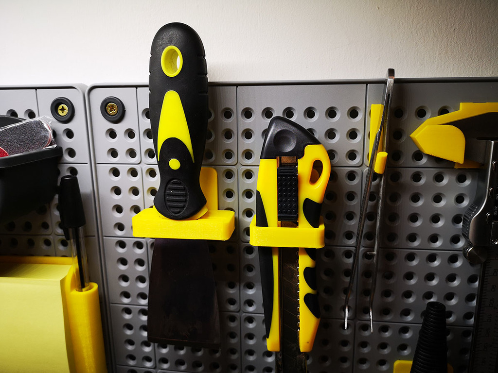 Scraper holder for Keter Pegboard