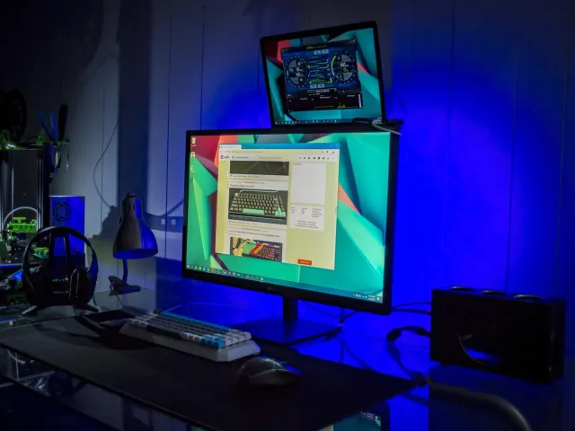 Laptop behind monitor mount