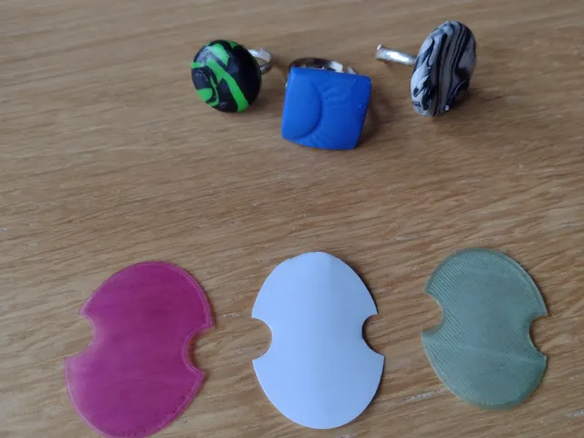 Ring houder voor tentoonstelling. Ring holder for exhibition.