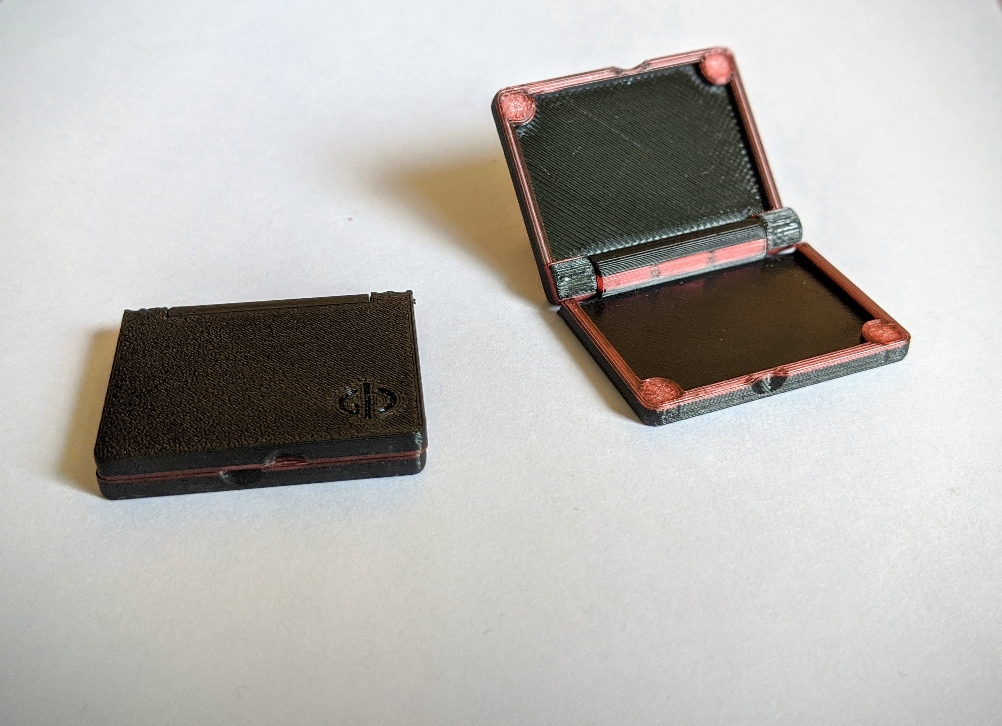 Mini box: magnetic hinge and closure