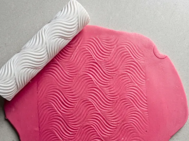 Wavy pattern roller