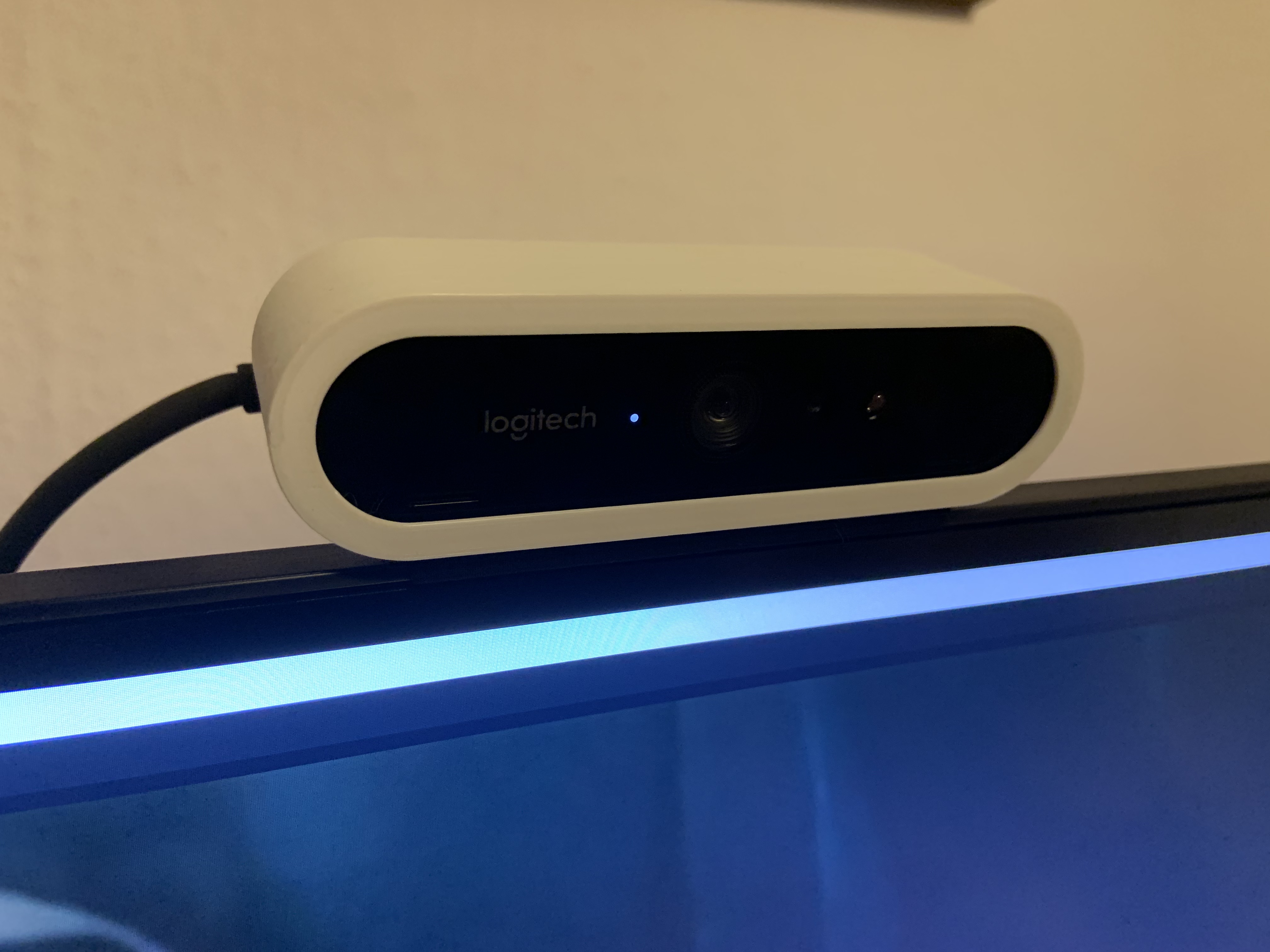 Logitech Brio Webcam Mount for FI32U Monitor