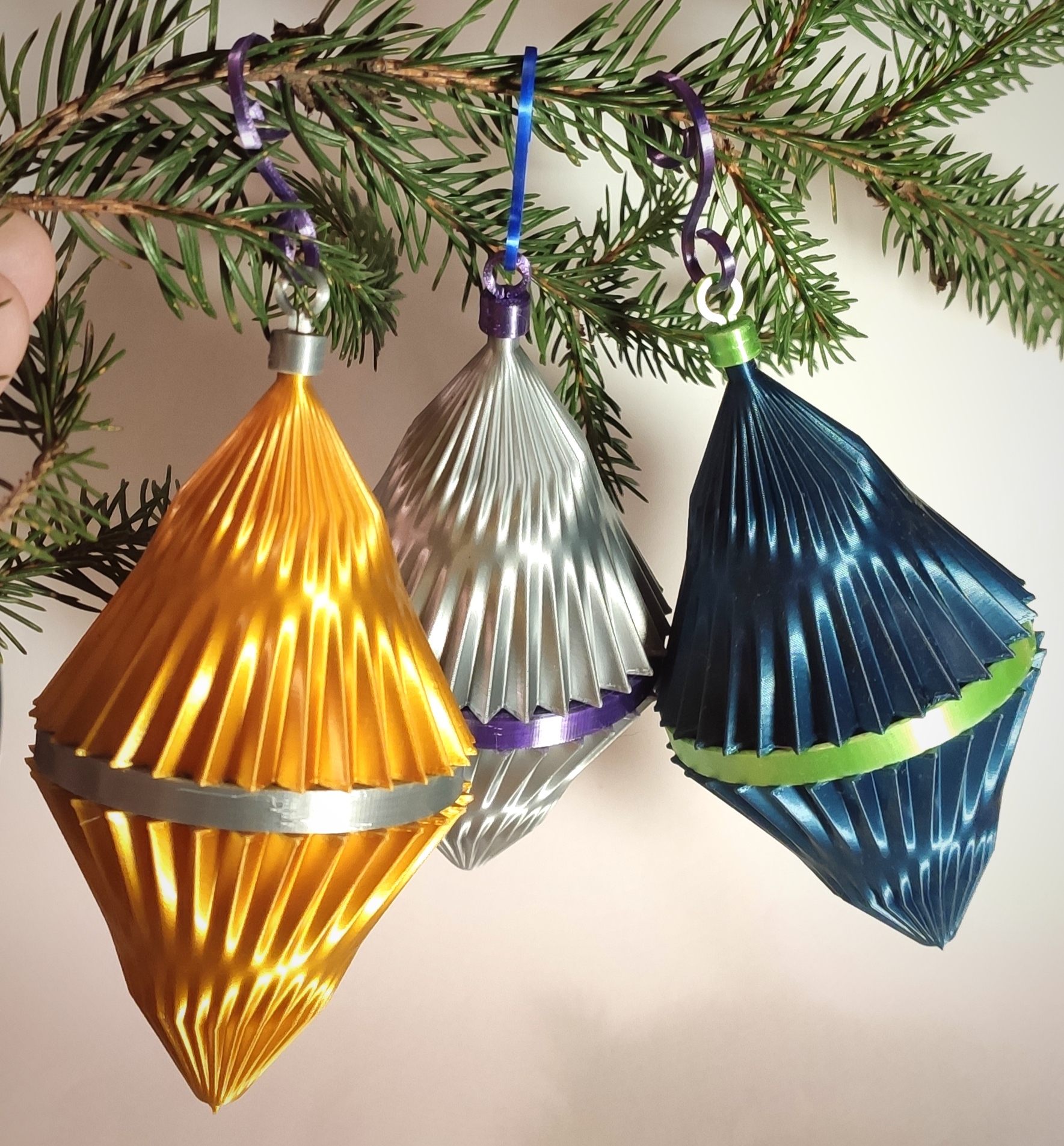 Christmas baubles with a hiding place for sweets