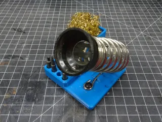 Gridfinity soldering-iron & brass-wool holder by Waschtl