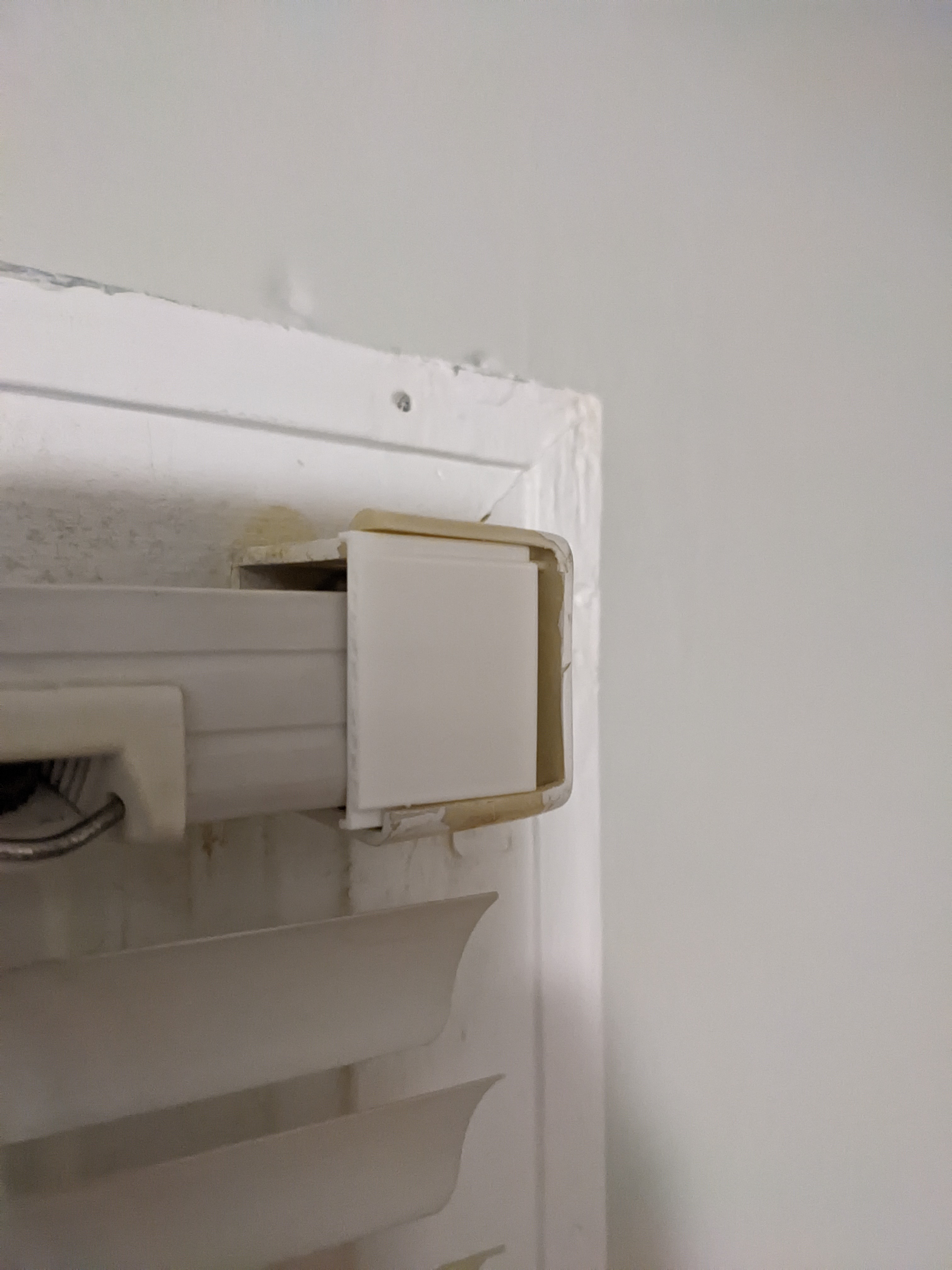 String Window Blind Securing Plate