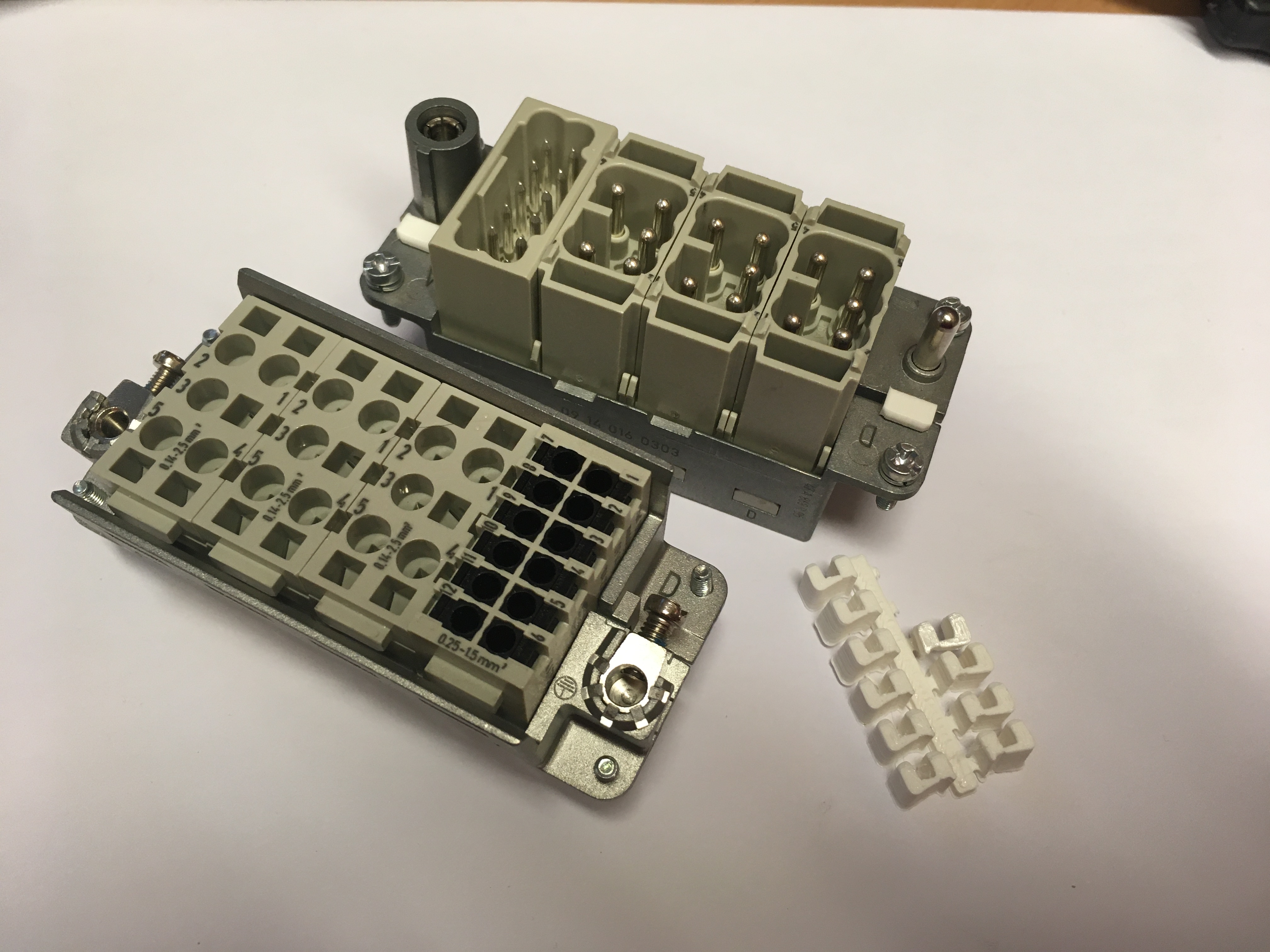 Lock to secure the Han-modular connector frame. by SHR3D.eu | Download ...