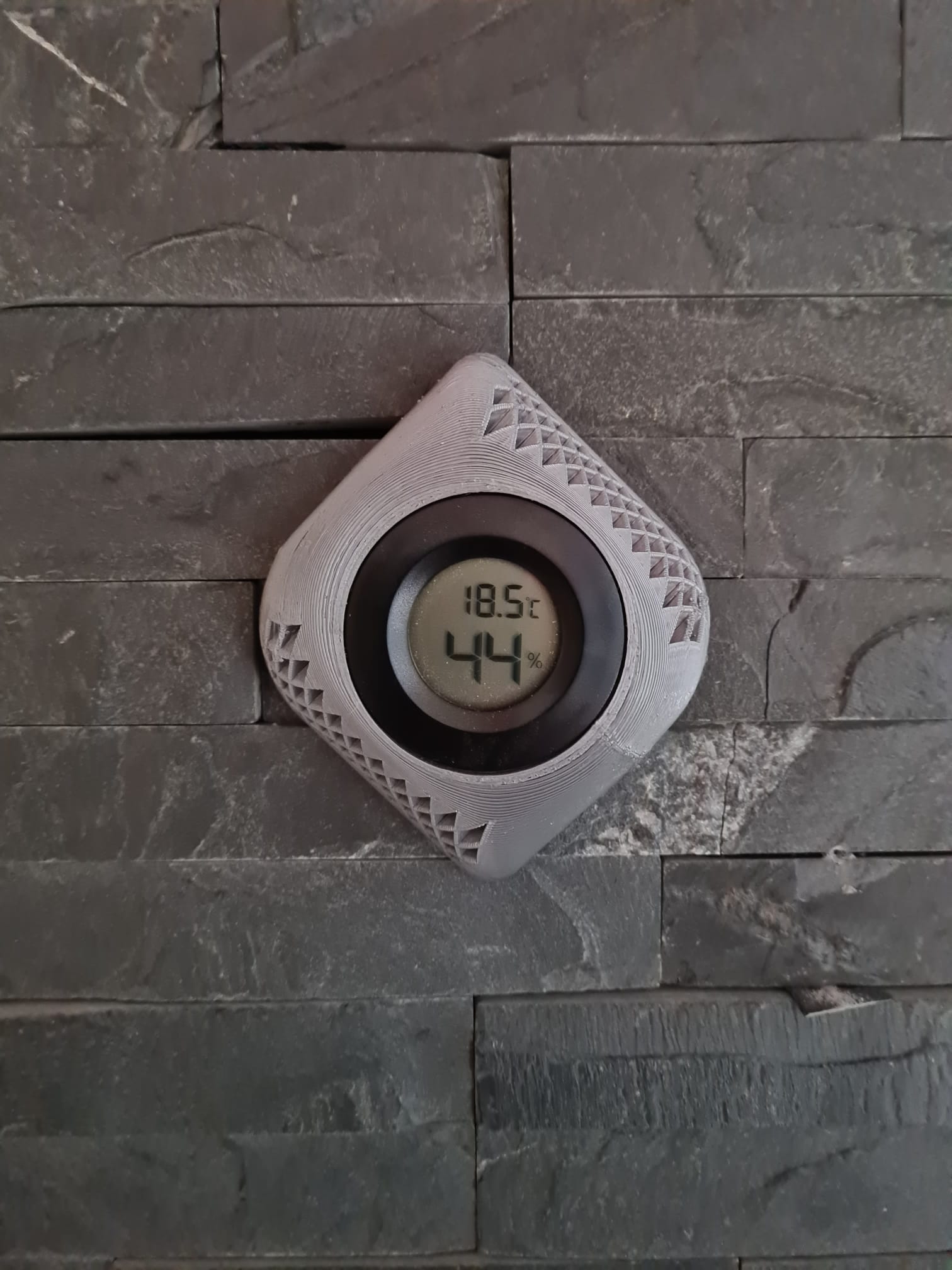 Decorative holder / pendant for Amazon humidity- and temperature meter