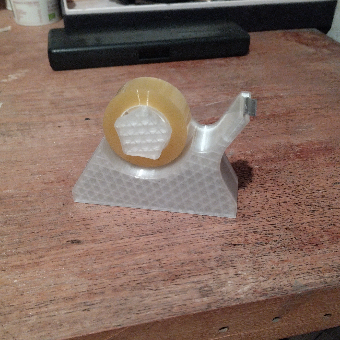 Desktop tape dispenser