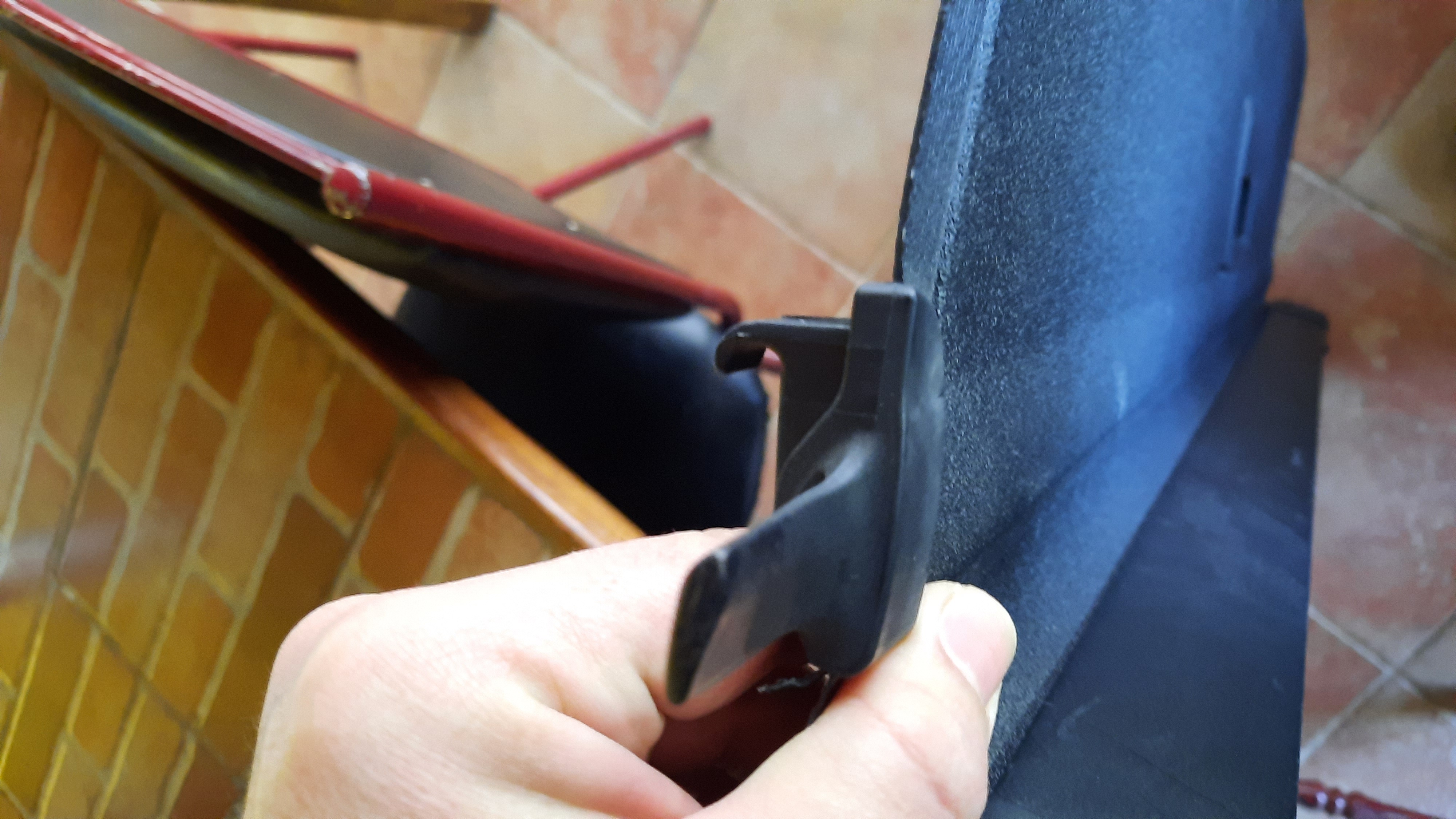 Toyota auris parcel shelf left clip — thumbnail 4