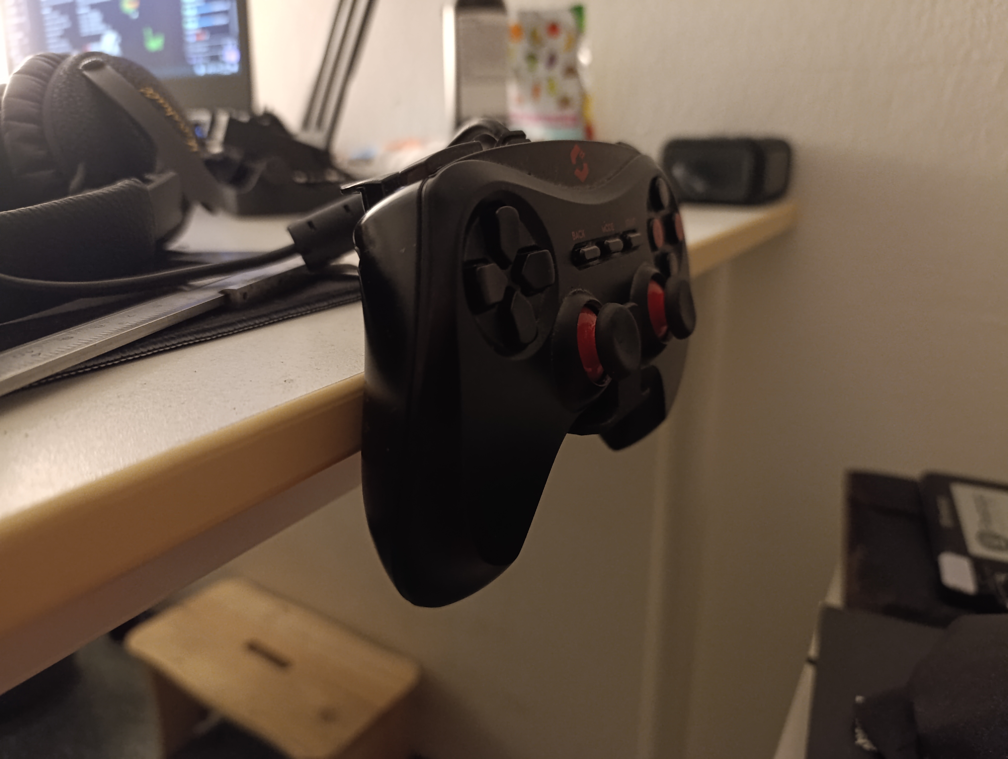 Desk mountable gamepad holder