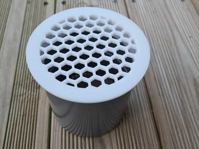 Grille aération pour tuyau P.V.C 100 mm  V3- Ventilation grid for 100 mm P.V.C pipe — foto autora