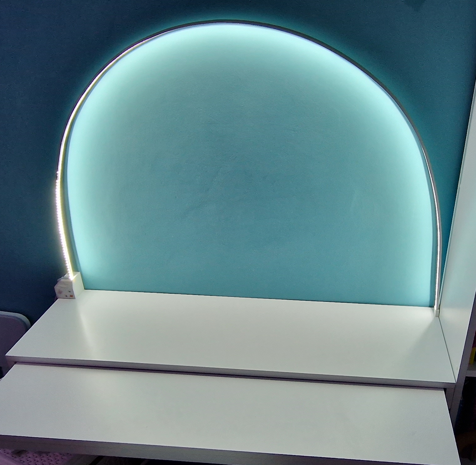 LED lamp / Lampka LED półkole nad biurkiem