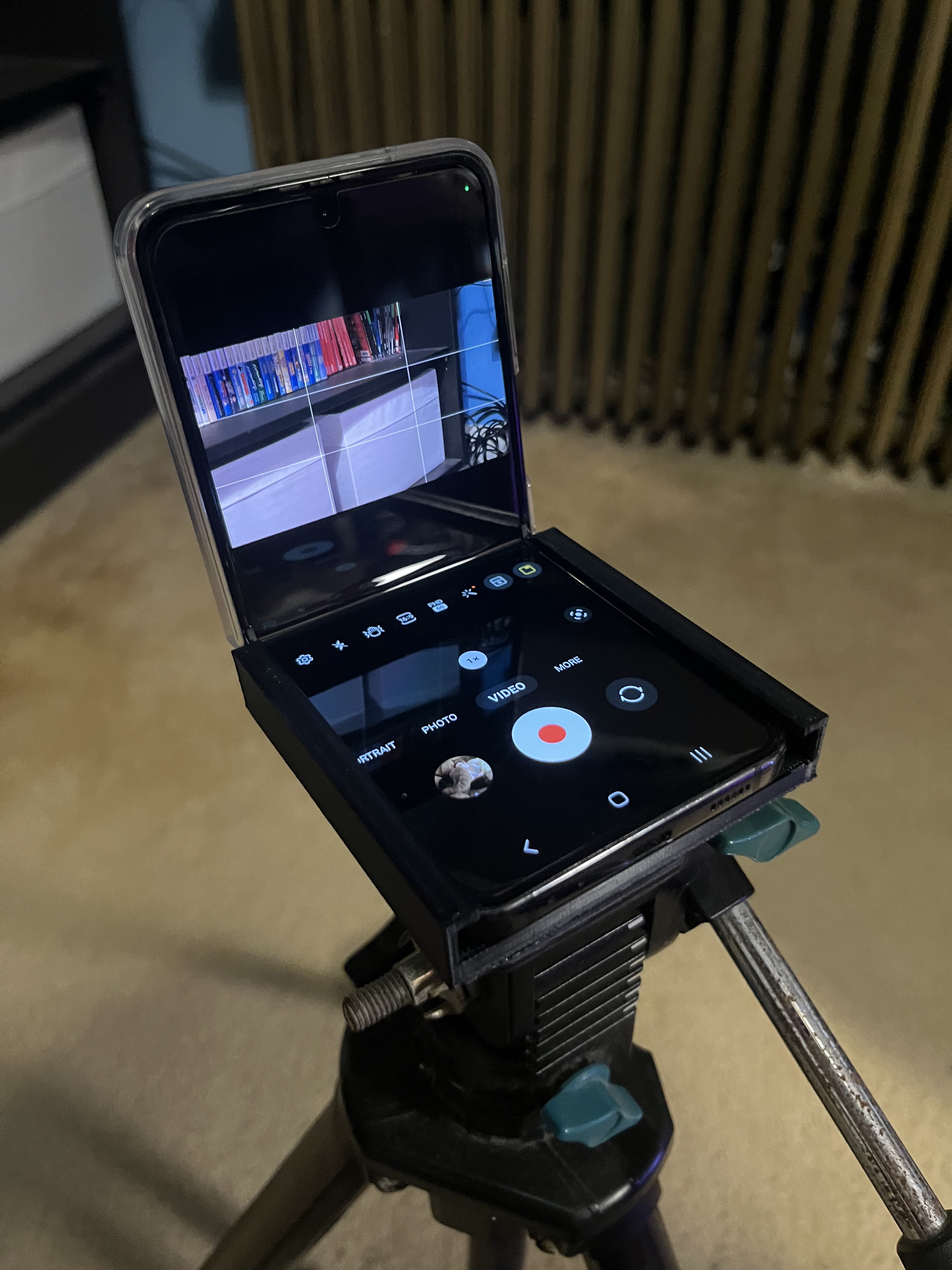 Samsung Galaxy Z Flip 4 Tripod Mount von mothdotmonster Kostenloses