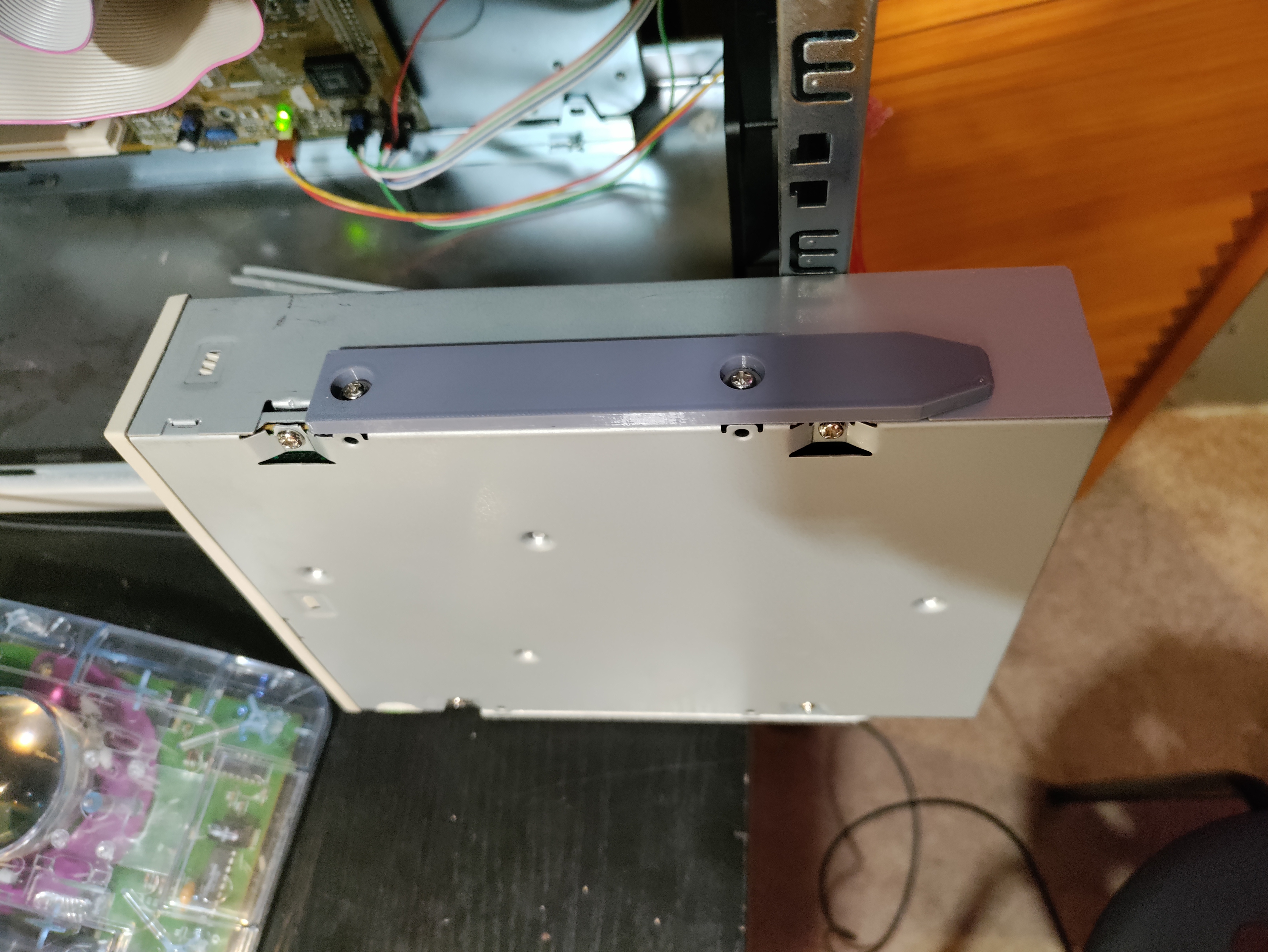 Oldschool ASUS toolless drive rails.