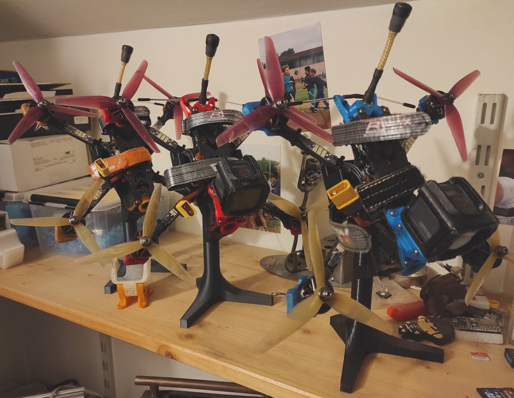Miniatura 4 do modelo 3D Drone racer stand