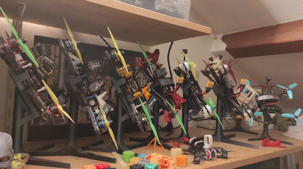 Miniatura 5 do modelo 3D Drone racer stand