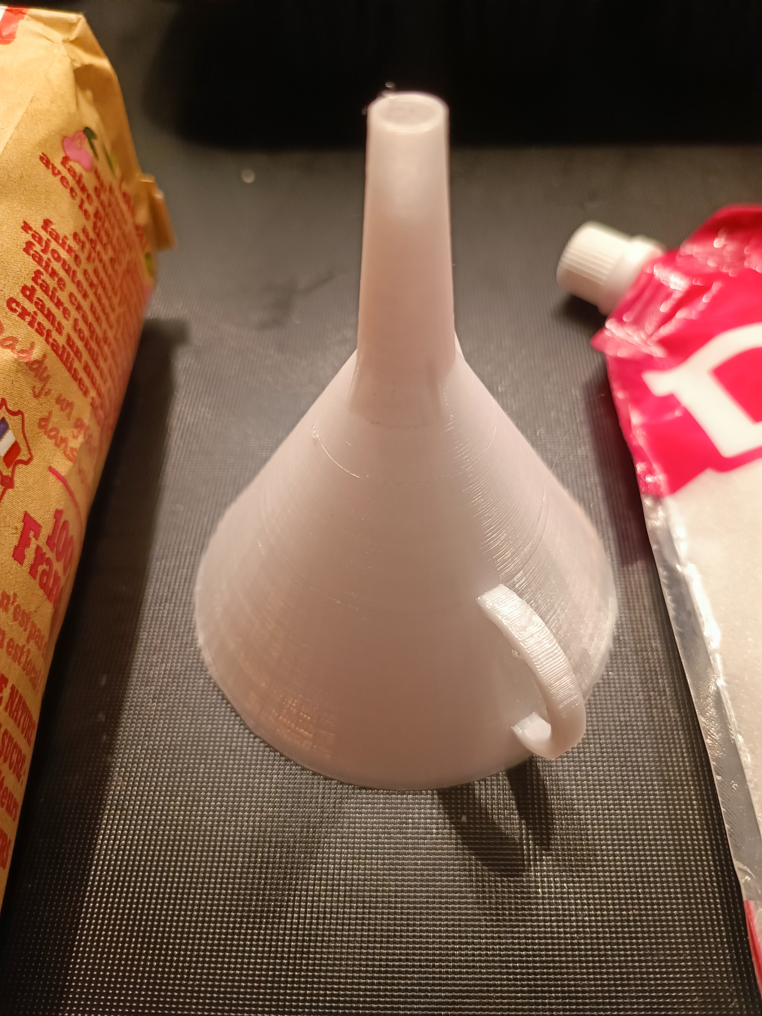Entonnoir pour recharge de sucre / Funnel for refilling sugar