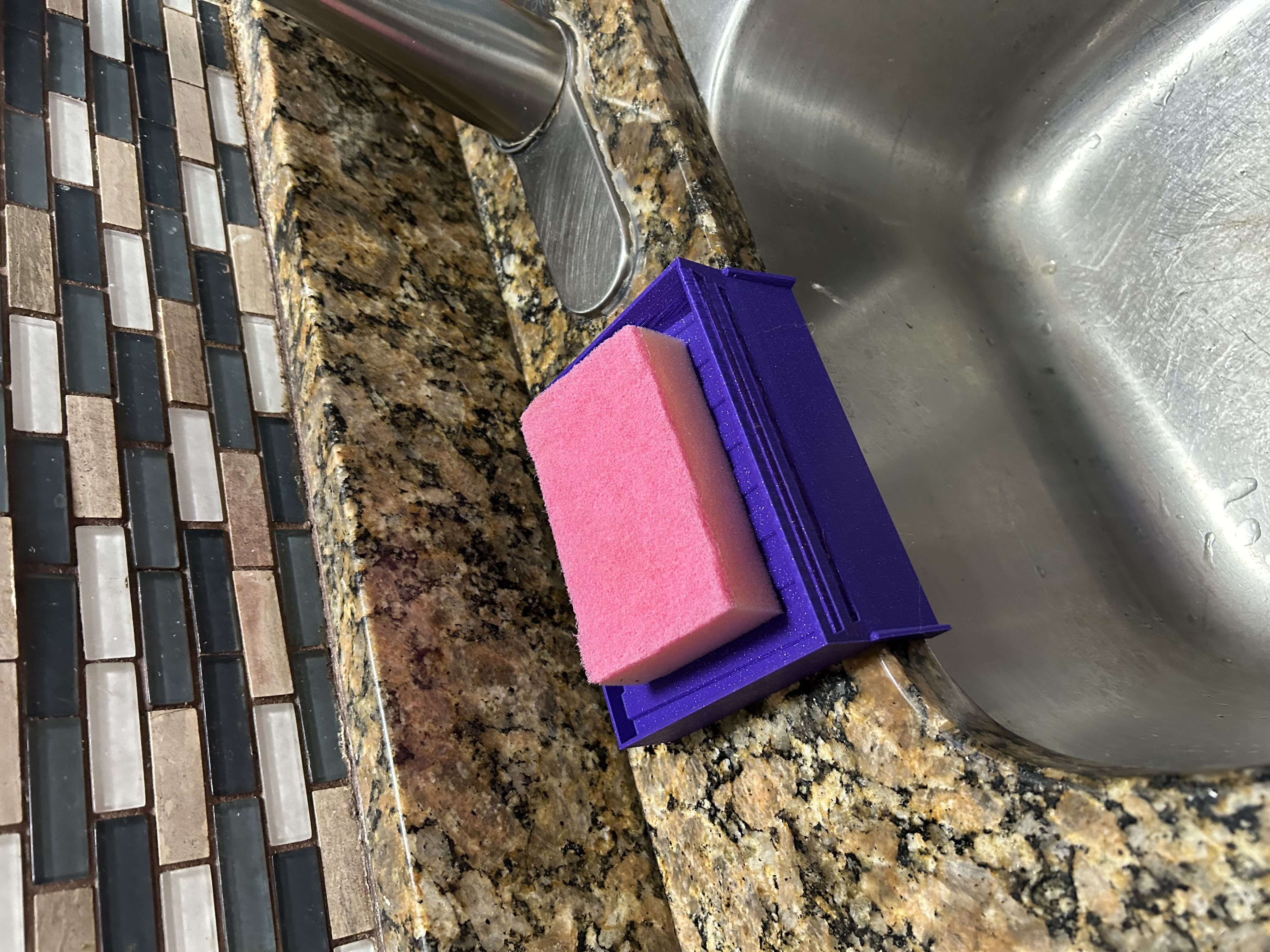 Self-draining sponge holder