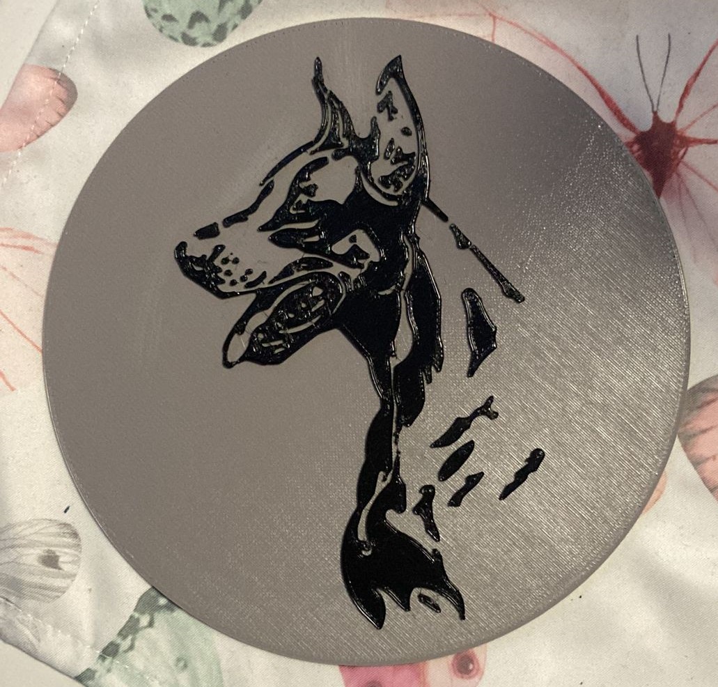 Dobermann stencil auf Deckel