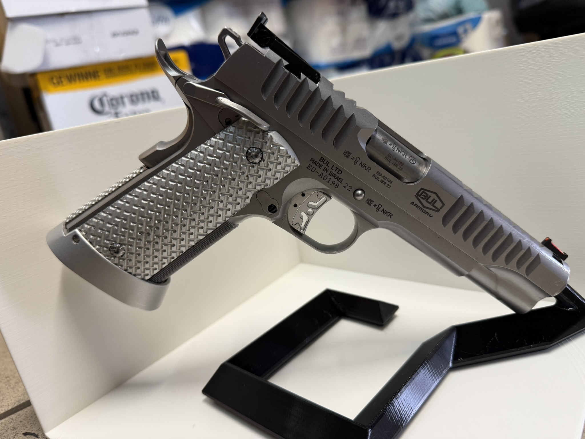 Pistol stand gun stand