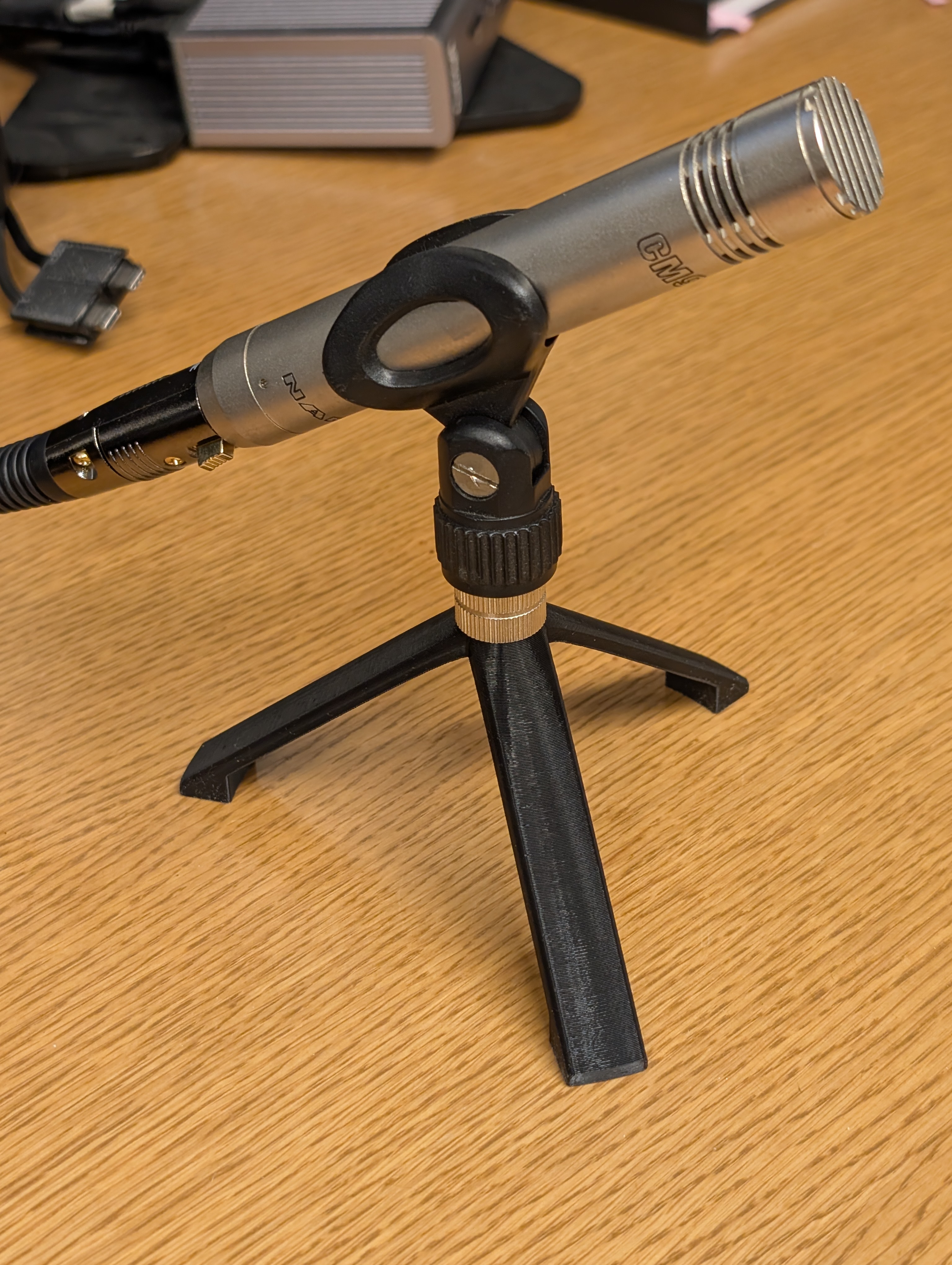 Mini mic tripod for 5/8" (US) thread