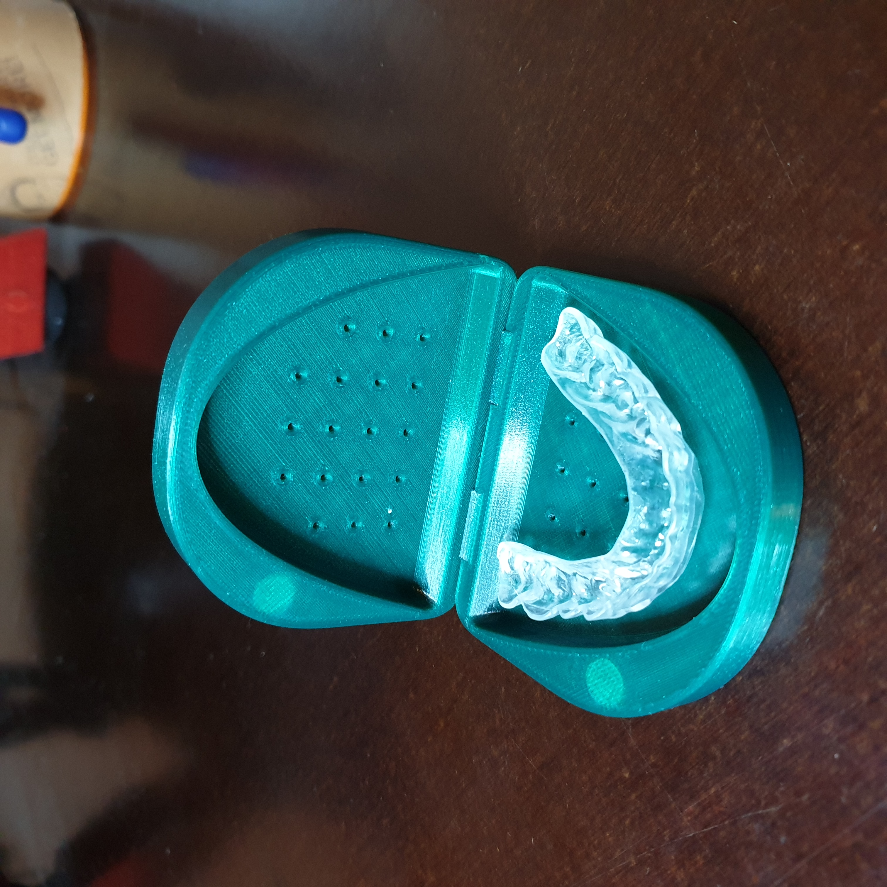 Dental splint case with magnet