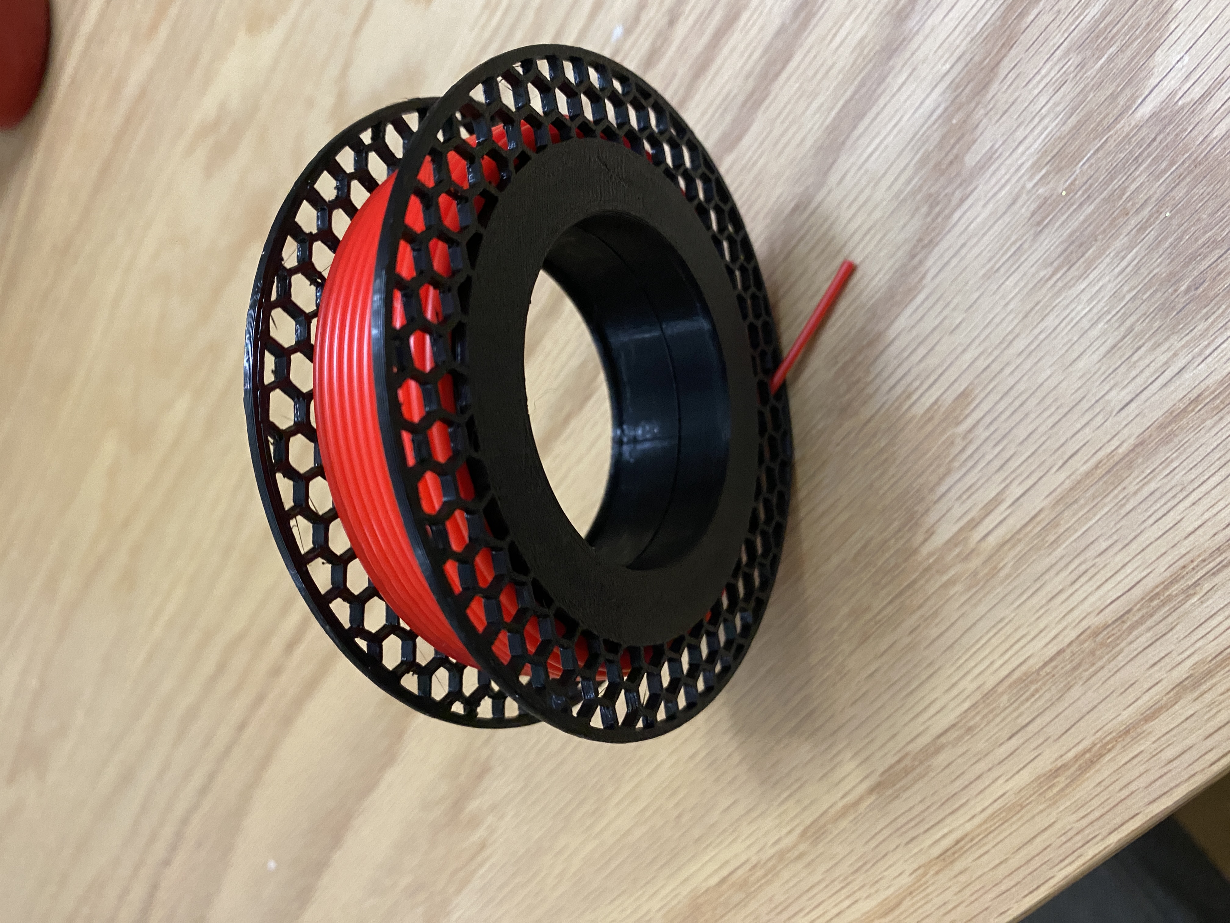Micro filament spool with honeycomb pattern