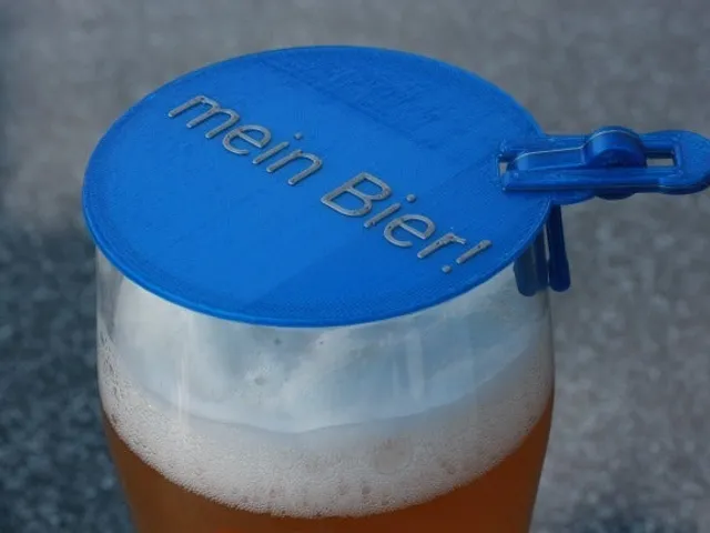 Lid for wheat beer glasses (German: "Weizenbier", in Bavaria also “Weißbier”) with your own name