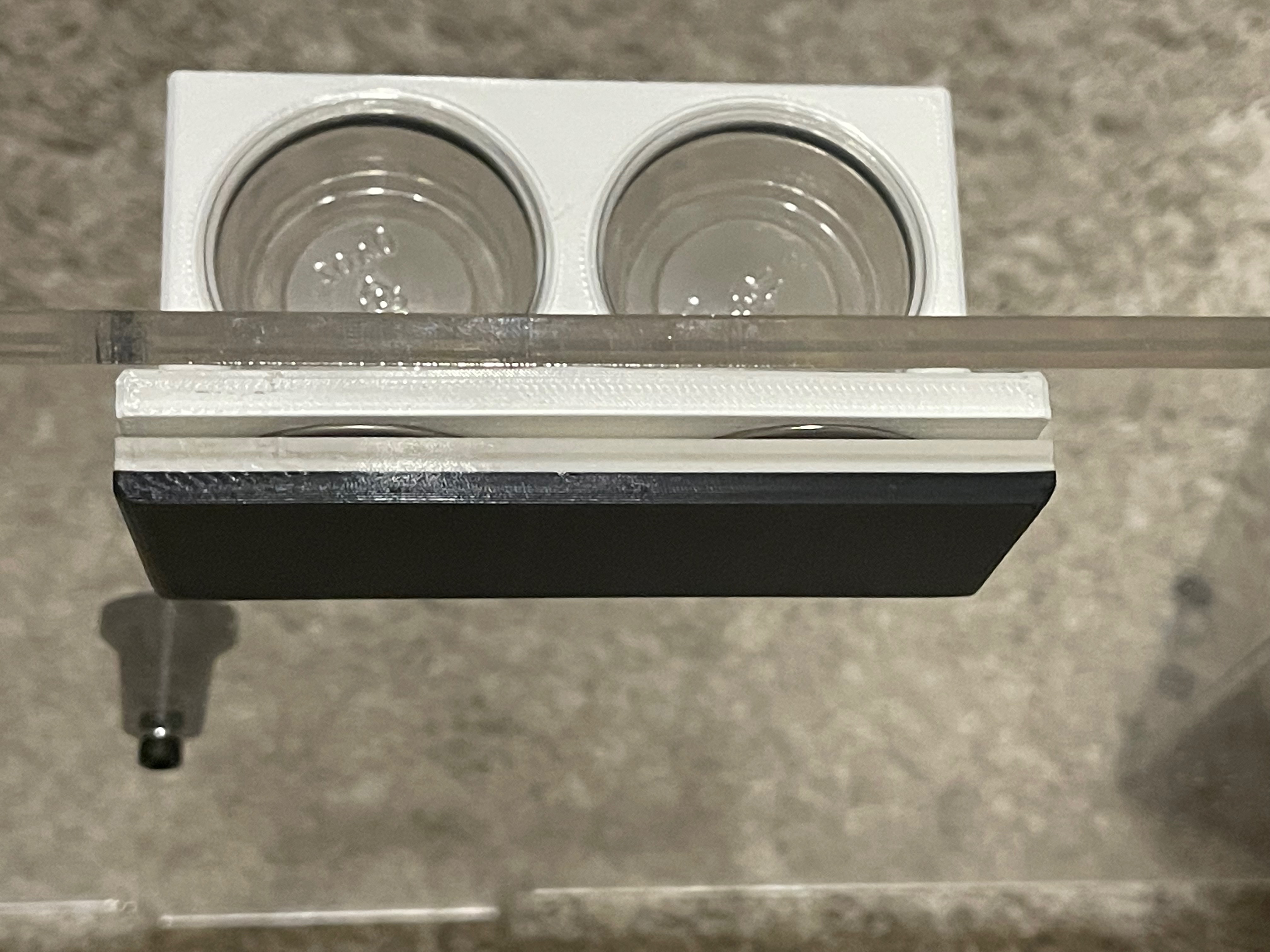 Magnetic reptile feeding ledge for thick glass.