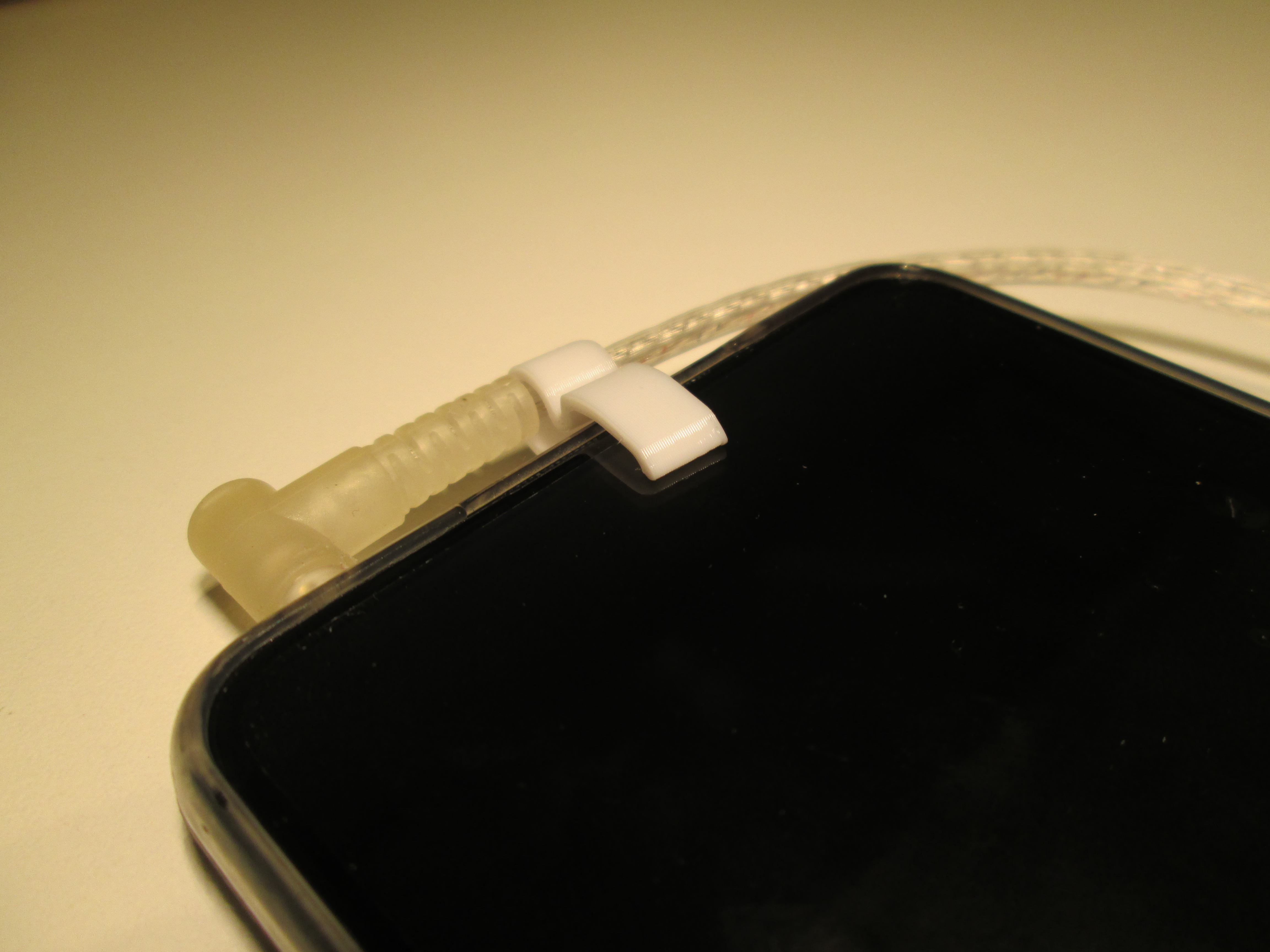 Clip for KZ earphones attached to a phone