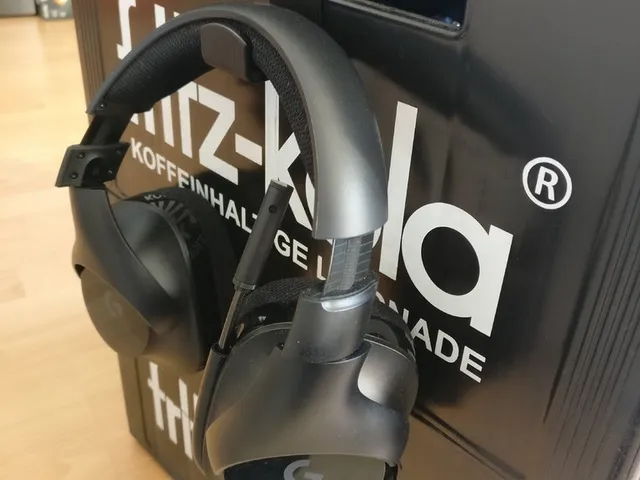 Headset_holder_for_Fritz_Kola_Box