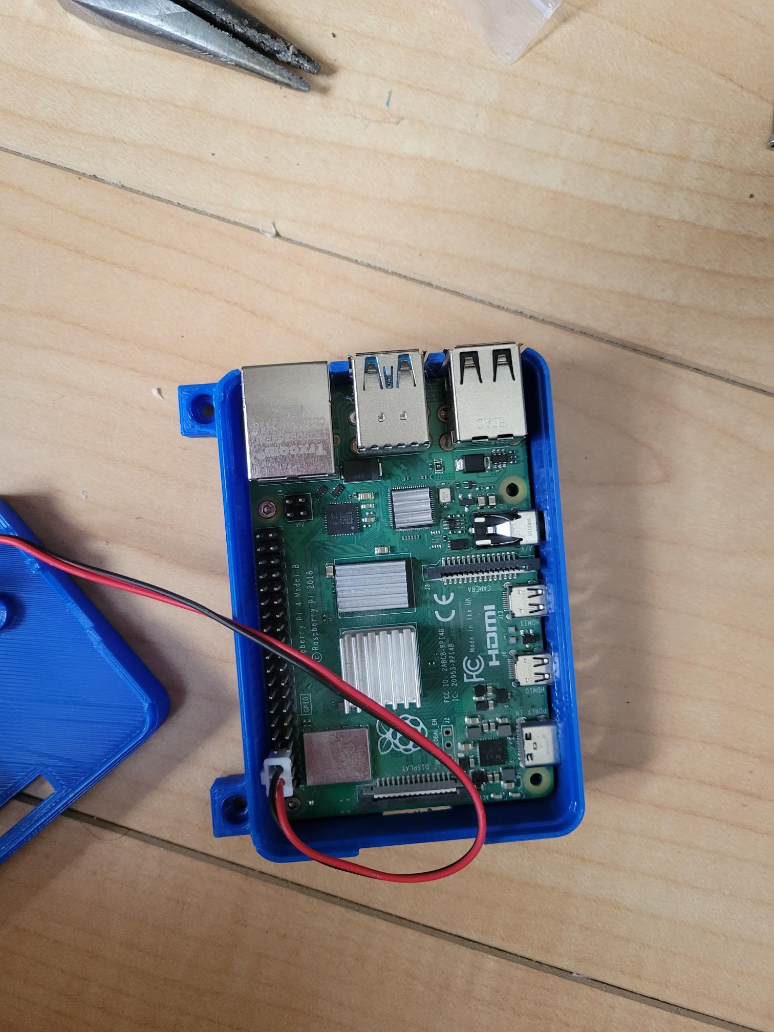 Raspberry Pi 4 Case with Extrusion Mount and FFC Clamp by Dakhunter