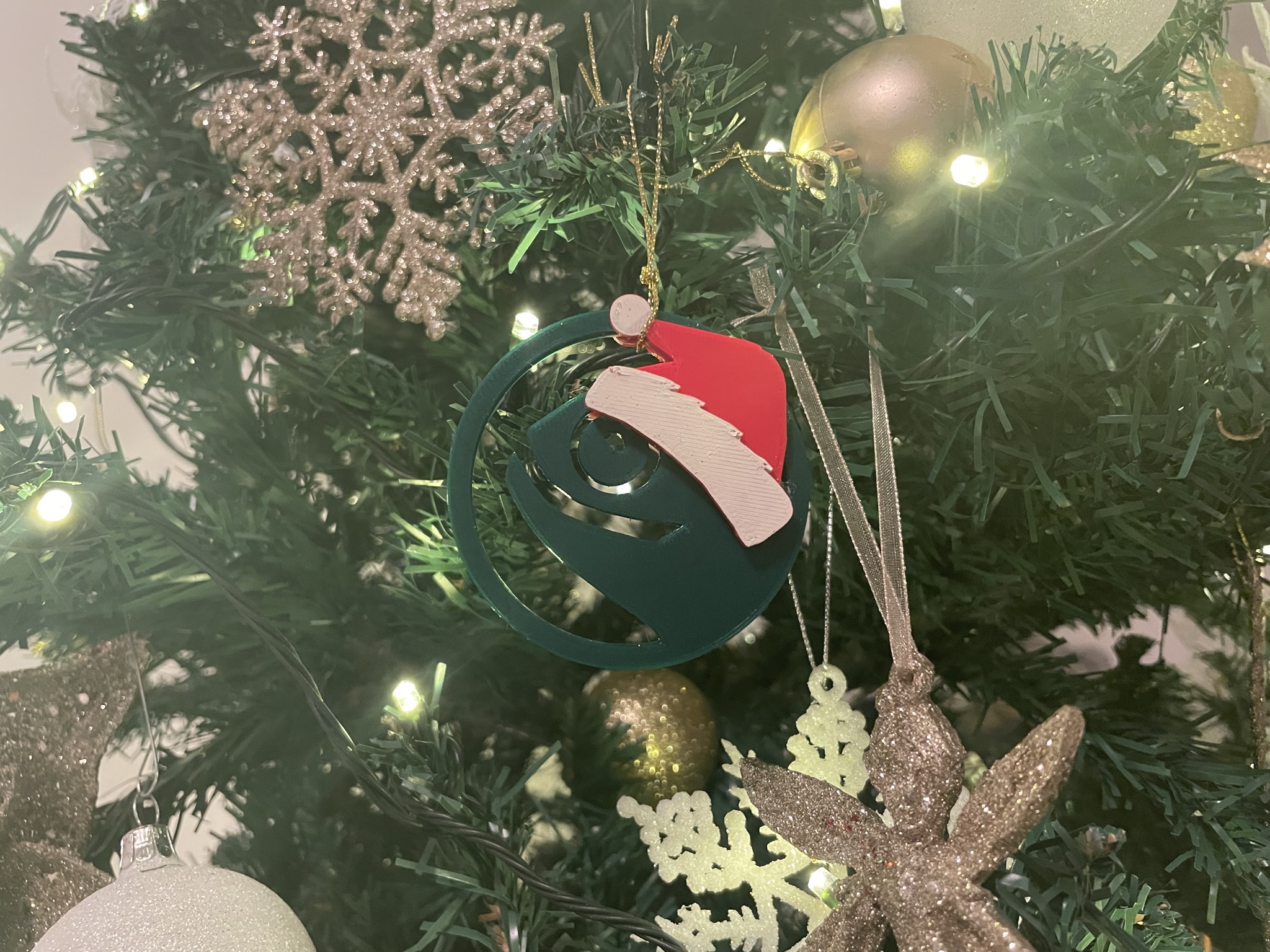 Miniatura 3 do modelo 3D openSUSE button with optional Christmas hat