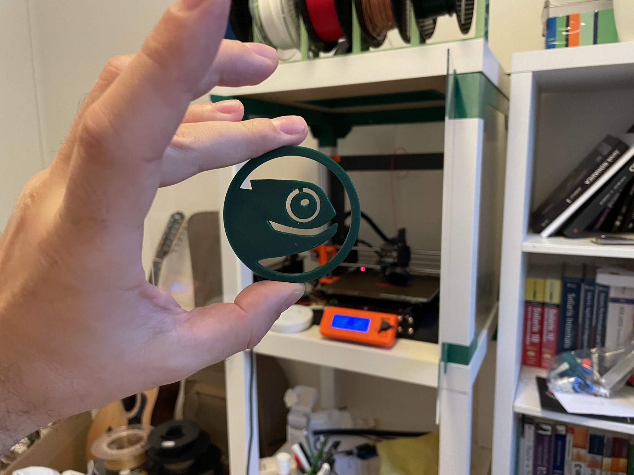 Miniatura 2 do modelo 3D openSUSE button with optional Christmas hat